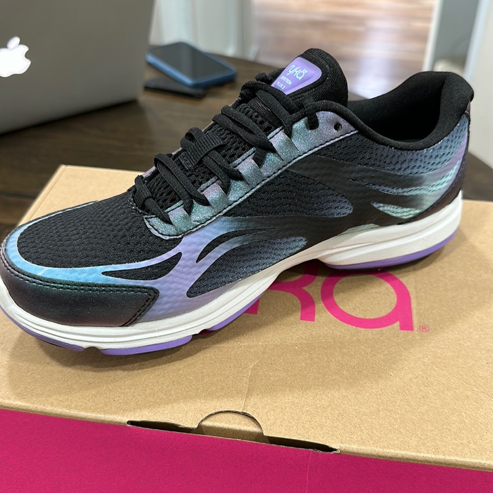 Women’s Ryka walking shoes new in box never been worn size 7W